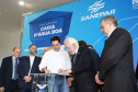 O governador Carlos Massa Ratinho Junior anunciou nesta segunda-feira (9) a expansão do programa que viabiliza instalação de caixas d'água em casas de famílias em situação de vulnerabilidade social. Participaram: secretários da Justiça, Família e Trabalho, Ney Leprevost; da Saúde, Beto Preto; presidente da Sanepar, Claudio Stabile; deputados estaduais; prefeitos; entre outras autoridades.Curitiba, 09-09-19.Foto: Arnaldo Alves / AEN.