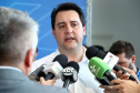 O governador Carlos Massa Ratinho Junior anunciou nesta segunda-feira (9) a expansão do programa que viabiliza instalação de caixas d'água em casas de famílias em situação de vulnerabilidade social. Participaram: secretários da Justiça, Família e Trabalho, Ney Leprevost; da Saúde, Beto Preto; presidente da Sanepar, Claudio Stabile; deputados estaduais; prefeitos; entre outras autoridades.Curitiba, 09-09-19.Foto: Arnaldo Alves / AEN.
