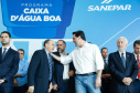 Prefeitos de 64 municípios do Paraná assinaram nesta segunda-feira (9), em evento com o governador Carlos Massa Ratinho Junior, a adesão ao programa Caixa d’Água Boa. A iniciativa viabiliza a instalação de caixas d’águas em casas de famílias carentes. Também foram assinados termos aditivos para outros 70 municípios cujos prefeitos já aderiram ao programa.