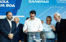 Prefeitos de 64 municípios do Paraná assinaram nesta segunda-feira (9), em evento com o governador Carlos Massa Ratinho Junior, a adesão ao programa Caixa d’Água Boa. A iniciativa viabiliza a instalação de caixas d’águas em casas de famílias carentes. Também foram assinados termos aditivos para outros 70 municípios cujos prefeitos já aderiram ao programa.
