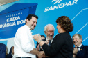 Prefeitos de 64 municípios do Paraná assinaram nesta segunda-feira (9), em evento com o governador Carlos Massa Ratinho Junior, a adesão ao programa Caixa d’Água Boa. A iniciativa viabiliza a instalação de caixas d’águas em casas de famílias carentes. Também foram assinados termos aditivos para outros 70 municípios cujos prefeitos já aderiram ao programa.