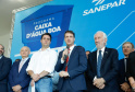 Prefeitos de 64 municípios do Paraná assinaram nesta segunda-feira (9), em evento com o governador Carlos Massa Ratinho Junior, a adesão ao programa Caixa d’Água Boa. A iniciativa viabiliza a instalação de caixas d’águas em casas de famílias carentes. Também foram assinados termos aditivos para outros 70 municípios cujos prefeitos já aderiram ao programa.