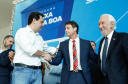 Prefeitos de 64 municípios do Paraná assinaram nesta segunda-feira (9), em evento com o governador Carlos Massa Ratinho Junior, a adesão ao programa Caixa d’Água Boa. A iniciativa viabiliza a instalação de caixas d’águas em casas de famílias carentes. Também foram assinados termos aditivos para outros 70 municípios cujos prefeitos já aderiram ao programa.