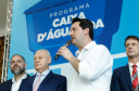Prefeitos de 64 municípios do Paraná assinaram nesta segunda-feira (9), em evento com o governador Carlos Massa Ratinho Junior, a adesão ao programa Caixa d’Água Boa. A iniciativa viabiliza a instalação de caixas d’águas em casas de famílias carentes. Também foram assinados termos aditivos para outros 70 municípios cujos prefeitos já aderiram ao programa.