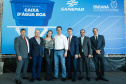 Prefeitos de 64 municípios do Paraná assinaram nesta segunda-feira (9), em evento com o governador Carlos Massa Ratinho Junior, a adesão ao programa Caixa d’Água Boa. A iniciativa viabiliza a instalação de caixas d’águas em casas de famílias carentes. Também foram assinados termos aditivos para outros 70 municípios cujos prefeitos já aderiram ao programa.