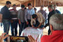 O Instituto de Terras, Cartografia e Geologia do Paraná (ITCG) assinou um Termo de Cooperação para que seja concluído o processo de reforma agrária e regularização fundiária dos assentamentos Norte Sul e Novo Horizonte, entre os municípios de Cafeara e Santo Inácio, no Noroeste do Estado, com anuência da Superintendência do Instituto Nacional de Colonização e Reforma Agrária (Incra). Foto: Divulgação/ITCG