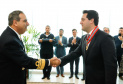 O governador Carlos Massa Ratinho Junior foi condecorado nesta terça-feira (10) com a medalha da Ordem do Mérito Naval no Grau de Grande Oficial. A honraria foi concedida pelo presidente da República, Jair Messias Bolsonaro. A medalha tem a finalidade de agraciar militares da Marinha e personalidades civis e militares, brasileiras ou estrangeiras, que prestaram relevantes serviços à corporação. Foto: Rodrigo Felix Leal/AEN