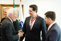 O governador Carlos Massa Ratinho Junior foi condecorado nesta terça-feira (10) com a medalha da Ordem do Mérito Naval no Grau de Grande Oficial. A honraria foi concedida pelo presidente da República, Jair Messias Bolsonaro. A medalha tem a finalidade de agraciar militares da Marinha e personalidades civis e militares, brasileiras ou estrangeiras, que prestaram relevantes serviços à corporação. Foto: Rodrigo Felix Leal/AEN