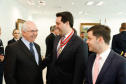 O governador Carlos Massa Ratinho Junior foi condecorado nesta terça-feira (10) com a medalha da Ordem do Mérito Naval no Grau de Grande Oficial. A honraria foi concedida pelo presidente da República, Jair Messias Bolsonaro. A medalha tem a finalidade de agraciar militares da Marinha e personalidades civis e militares, brasileiras ou estrangeiras, que prestaram relevantes serviços à corporação. Foto: Rodrigo Felix Leal/AEN
