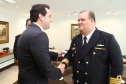 O governador Carlos Massa Ratinho Junior foi condecorado nesta terça-feira (10) com a medalha da Ordem do Mérito Naval no Grau de Grande Oficial. A honraria foi concedida pelo presidente da República, Jair Messias Bolsonaro. A medalha tem a finalidade de agraciar militares da Marinha e personalidades civis e militares, brasileiras ou estrangeiras, que prestaram relevantes serviços à corporação. Foto: José Fernando Ogura/AEN