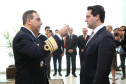 O governador Carlos Massa Ratinho Junior foi condecorado nesta terça-feira (10) com a medalha da Ordem do Mérito Naval no Grau de Grande Oficial. A honraria foi concedida pelo presidente da República, Jair Messias Bolsonaro. A medalha tem a finalidade de agraciar militares da Marinha e personalidades civis e militares, brasileiras ou estrangeiras, que prestaram relevantes serviços à corporação. Foto: José Fernando Ogura/AEN