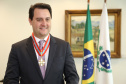 O governador Carlos Massa Ratinho Junior foi condecorado nesta terça-feira (10) com a medalha da Ordem do Mérito Naval no Grau de Grande Oficial. A honraria foi concedida pelo presidente da República, Jair Messias Bolsonaro. A medalha tem a finalidade de agraciar militares da Marinha e personalidades civis e militares, brasileiras ou estrangeiras, que prestaram relevantes serviços à corporação. Foto: José Fernando Ogura/AEN