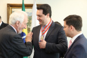 O governador Carlos Massa Ratinho Junior foi condecorado nesta terça-feira (10) com a medalha da Ordem do Mérito Naval no Grau de Grande Oficial. A honraria foi concedida pelo presidente da República, Jair Messias Bolsonaro. A medalha tem a finalidade de agraciar militares da Marinha e personalidades civis e militares, brasileiras ou estrangeiras, que prestaram relevantes serviços à corporação. Foto: José Fernando Ogura/AEN