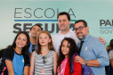 O programa Escola Segura, iniciativa do Governo do Paraná para ampliar a proteção de alunos e professores da rede estadual, está implantado em 40 colégios estaduais da Grande Curitiba, contando com 77 policiais militares da reserva. O lançamento oficial na região foi feito nesta quarta-feira (11) pelo governador Carlos Massa Ratinho Junior. No Paraná, o programa já beneficia alunos e professores de 71 colégios estaduais e conta com a atuação de 126 policiais militares.