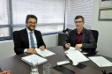 O diretor-presidente da Fomento Paraná, Heraldo Neves, e o presidente da Assespro-Paraná (Associação das Empresas Brasileiras de Tecnologia da Informação), Adriano Krzyuy, assinaram nesta quinta (12) um contrato de prestação de serviços pelo qual a entidade se credenciou para atuar como correspondente da Fomento para viabilizar operações de financiamento para as empresas associadas à entidade em todo o Estado. Foto:Luciano Patzsch / Fomento Paraná