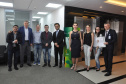 O diretor-presidente da Fomento Paraná, Heraldo Neves, e o presidente da Assespro-Paraná (Associação das Empresas Brasileiras de Tecnologia da Informação), Adriano Krzyuy, assinaram nesta quinta (12) um contrato de prestação de serviços pelo qual a entidade se credenciou para atuar como correspondente da Fomento para viabilizar operações de financiamento para as empresas associadas à entidade em todo o Estado. Foto:Luciano Patzsch / Fomento Paraná