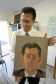 O chinês Tong Yanrunan trabalha com retratos "face a face". Na foto, o diretor do MCAA com obra pintada pelo artista.Foto: Kraw Penas/SECC