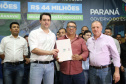 Obras de pavimentação de ruas, construção de praças e de barracão industrial estão entre os projetos que 26 municípios do Noroeste do Paraná farão com apoio do Estado. Os recursos somam R$ 44 milhões e foram confirmados pelo governador Carlos Massa Ratinho Junior nesta quinta-feira (12) durante encontro com os prefeitos, em Paranavaí. No mesmo evento, o governador autorizou recursos para equipamentos e obras na nova unidade da Santa Casa de Paranavaí. Foto: José Fernando Ogura/AEN