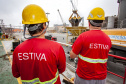 O Porto de Paranaguá lembra nesta sexta-feira (13) o aniversário de 116 de organização da categoria dos estivadores no Paraná. Fundado em 1903, o Sindicato dos Estivadores de Paranaguá (Sindestiva) foi um dos primeiros do país. É a classe de Trabalhador Portuário Avulso (TPA) mais antiga de Paranaguá. Atualmente, são cerca de 1.100 estivadores ativos no porto paranaense.