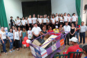 Ação de colégio doa carrinhos novos a catadores de papel. Foto: Divulgação/SEED
