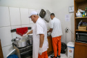 No Paraná, 7.002 presos custodiados pelo Departamento Penitenciário Estadual (Depen) trabalham em projetos para a remição de pena, em todas as unidades penais do Estado, o que representa 30% da população carcerária do Paraná. Segundo colocado no ranking nacional, os detentos trabalham em 11 fábricas de uniformes, sete de pavers (bloquetos de pavimentação de calçadas), uma de bolas, uma de fraldas, uma indústria gráfica e uma de tijolos ecológicos.-Foto: Gilson Abreu/AEN