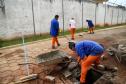 No Paraná, 7.002 presos custodiados pelo Departamento Penitenciário Estadual (Depen) trabalham em projetos para a remição de pena, em todas as unidades penais do Estado, o que representa 30% da população carcerária do Paraná. Segundo colocado no ranking nacional, os detentos trabalham em 11 fábricas de uniformes, sete de pavers (bloquetos de pavimentação de calçadas), uma de bolas, uma de fraldas, uma indústria gráfica e uma de tijolos ecológicos.-Foto: Gilson Abreu/AEN
