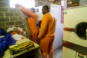 No Paraná, 7.002 presos custodiados pelo Departamento Penitenciário Estadual (Depen) trabalham em projetos para a remição de pena, em todas as unidades penais do Estado, o que representa 30% da população carcerária do Paraná. Segundo colocado no ranking nacional, os detentos trabalham em 11 fábricas de uniformes, sete de pavers (bloquetos de pavimentação de calçadas), uma de bolas, uma de fraldas, uma indústria gráfica e uma de tijolos ecológicos.-Foto: Gilson Abreu/AEN