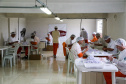 No Paraná, 7.002 presos custodiados pelo Departamento Penitenciário Estadual (Depen) trabalham em projetos para a remição de pena, em todas as unidades penais do Estado, o que representa 30% da população carcerária do Paraná. Segundo colocado no ranking nacional, os detentos trabalham em 11 fábricas de uniformes, sete de pavers (bloquetos de pavimentação de calçadas), uma de bolas, uma de fraldas, uma indústria gráfica e uma de tijolos ecológicos.-Foto: Gilson Abreu/AEN