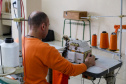 No Paraná, 7.002 presos custodiados pelo Departamento Penitenciário Estadual (Depen) trabalham em projetos para a remição de pena, em todas as unidades penais do Estado, o que representa 30% da população carcerária do Paraná. Segundo colocado no ranking nacional, os detentos trabalham em 11 fábricas de uniformes, sete de pavers (bloquetos de pavimentação de calçadas), uma de bolas, uma de fraldas, uma indústria gráfica e uma de tijolos ecológicos.-Foto: Gilson Abreu/AEN