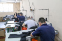No Paraná, 7.002 presos custodiados pelo Departamento Penitenciário Estadual (Depen) trabalham em projetos para a remição de pena, em todas as unidades penais do Estado, o que representa 30% da população carcerária do Paraná. Segundo colocado no ranking nacional, os detentos trabalham em 11 fábricas de uniformes, sete de pavers (bloquetos de pavimentação de calçadas), uma de bolas, uma de fraldas, uma indústria gráfica e uma de tijolos ecológicos.-Foto: Gilson Abreu/AEN