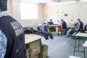 No Paraná, 7.002 presos custodiados pelo Departamento Penitenciário Estadual (Depen) trabalham em projetos para a remição de pena, em todas as unidades penais do Estado, o que representa 30% da população carcerária do Paraná. Segundo colocado no ranking nacional, os detentos trabalham em 11 fábricas de uniformes, sete de pavers (bloquetos de pavimentação de calçadas), uma de bolas, uma de fraldas, uma indústria gráfica e uma de tijolos ecológicos.-Foto: Gilson Abreu/AEN