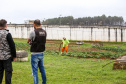 No Paraná, 7.002 presos custodiados pelo Departamento Penitenciário Estadual (Depen) trabalham em projetos para a remição de pena, em todas as unidades penais do Estado, o que representa 30% da população carcerária do Paraná. Segundo colocado no ranking nacional, os detentos trabalham em 11 fábricas de uniformes, sete de pavers (bloquetos de pavimentação de calçadas), uma de bolas, uma de fraldas, uma indústria gráfica e uma de tijolos ecológicos.-Foto: Gilson Abreu/AEN