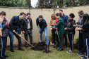 O governador Carlos Massa Ratinho Junior participa nesta segunda-feira (23) do plantio de árvores no Colégio Estadual Professora Maria Gai Grendel, no bairro Caximba, em Curitiba. O evento marcará o início do programa Paraná mais Verde, que vai incentivar o plantio de mudas de árvores nativas em todo o Estado. 23/09/2019 - Foto: Geraldo Bubniak/AEN