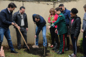 O governador Carlos Massa Ratinho Junior participa nesta segunda-feira (23) do plantio de árvores no Colégio Estadual Professora Maria Gai Grendel, no bairro Caximba, em Curitiba. O evento marcará o início do programa Paraná mais Verde, que vai incentivar o plantio de mudas de árvores nativas em todo o Estado. 23/09/2019 - Foto: Geraldo Bubniak/AEN