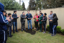 O governador Carlos Massa Ratinho Junior participa nesta segunda-feira (23) do plantio de árvores no Colégio Estadual Professora Maria Gai Grendel, no bairro Caximba, em Curitiba. O evento marcará o início do programa Paraná mais Verde, que vai incentivar o plantio de mudas de árvores nativas em todo o Estado. 23/09/2019 - Foto: Geraldo Bubniak/AEN