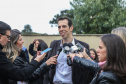 O governador Carlos Massa Ratinho Junior participa nesta segunda-feira (23) do plantio de árvores no Colégio Estadual Professora Maria Gai Grendel, no bairro Caximba, em Curitiba. O evento marcará o início do programa Paraná mais Verde, que vai incentivar o plantio de mudas de árvores nativas em todo o Estado. 23/09/2019 - Foto: Geraldo Bubniak/AEN