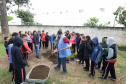 O presidente da Companhia de Habitação do Paraná (Cohapar), Jorge Lange, participou do lançamento do Programa Paraná Mais Verde com o plantio de mudas de pitangueiras junto com alunos do Colégio Estadual Arnaldo Faivro Busato, em Pinhais.Foto: Bianca Breus/Cohapar