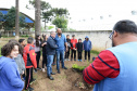 O presidente da Companhia de Habitação do Paraná (Cohapar), Jorge Lange, participou do lançamento do Programa Paraná Mais Verde com o plantio de mudas de pitangueiras junto com alunos do Colégio Estadual Arnaldo Faivro Busato, em Pinhais.Foto: Bianca Breus/Cohapar