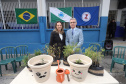 O secretário de Comunicação Social e Cultura Hudson José, padrinho ambiental do Colégio Estadual Monsenhor Ivo Zanlorenzi, plantou uma jaboticabeira em comemoração ao dia da Árvore. N/F: diretora do colégio, Haedy Beatrix Hilling Niebl.Curitiba, 23-09-19.Foto: Arnaldo Alves / AEN.