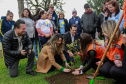 Na manhã desta segunda feira 23.09.2019, a primeira dama Luciana Saito Massa e os secretários, Renato Feder (Educação) e Márcio Nunes (Desenvolvimento Sustentável e Turismo), participaram do plantio de árvore na Escola Estadual Lucy Requião de Mello e Silva.Foto: Valdelino Pontes.