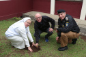 Curitiba, 23 de setembro de 2019. Programa Parana Verde. Foto: Comandante Geral do Policia Militar planta arvore no Colegio Estadual Santo antonio.
