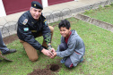 Curitiba, 23 de setembro de 2019. Programa Parana Verde. Foto: Comandante Geral do Policia Militar planta arvore no Colegio Estadual Santo antonio.