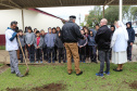 Curitiba, 23 de setembro de 2019. Programa Parana Verde. Foto: Comandante Geral do Policia Militar planta arvore no Colegio Estadual Santo antonio.