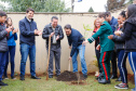 O governador Carlos Massa Ratinho Junior participou nesta segunda-feira (23), do plantio de árvores no Colégio Estadual Professora Maria Gai Grendel, no bairro Caximba, em Curitiba. O evento marcará o início do programa Paraná mais Verde, que vai incentivar o plantio de mudas de árvores nativas em todo o Estado.
