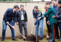 O governador Carlos Massa Ratinho Junior participou nesta segunda-feira (23), do plantio de árvores no Colégio Estadual Professora Maria Gai Grendel, no bairro Caximba, em Curitiba. O evento marcará o início do programa Paraná mais Verde, que vai incentivar o plantio de mudas de árvores nativas em todo o Estado.