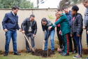 O governador Carlos Massa Ratinho Junior participou nesta segunda-feira (23), do plantio de árvores no Colégio Estadual Professora Maria Gai Grendel, no bairro Caximba, em Curitiba. O evento marcará o início do programa Paraná mais Verde, que vai incentivar o plantio de mudas de árvores nativas em todo o Estado.