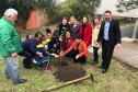 O presidente da Celepar Leandro Moura, participou do plantio de árvore no Colégio Estadual Amyntas de Barros, em Pinhais. Foto: Divulgação/Celepar