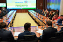 Prefeitos, empresários e deputados que representam municípios das regiões Sudoeste e Oeste participaram nesta segunda-feira (23) de reunião com o chefe da Casa Civil, Guto Silva, e o secretário de Infraestrutura e Logística, Sandro Alex, para tratar da reativação do aeroporto de Cruzeiro do Iguaçu. Foto: Divulgação/Casa Civil