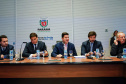 Prefeitos, empresários e deputados que representam municípios das regiões Sudoeste e Oeste participaram nesta segunda-feira (23) de reunião com o chefe da Casa Civil, Guto Silva, e o secretário de Infraestrutura e Logística, Sandro Alex, para tratar da reativação do aeroporto de Cruzeiro do Iguaçu. Foto: Divulgação/Casa Civil