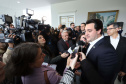 O governador Carlos Massa Ratinho Junior apresentou nesta terça-feira (24), no Palácio Iguaçu, em Curitiba, o Programa Banco da Mulher Paranaense. Participaram: vice-governador, Darci Piana; secretários:da Fazenda, Renê Garcia Junior; Chefe da Casa Civil, Guto Silva; presidente da Fomento Paraná, Heraldo Alves das Neves; deputados; entre outros.Curitiba, 24-09-19.Foto: Arnaldo Alves / AEN.